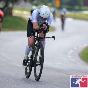 Anne op het tweede deel van de triatlon: het fietsgedeelte