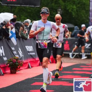 Anne finisht als Europees kampioen IRONMAN 70.3 in Jönköping na een loodzware wedstrijd onder extreme weersomstandigheden