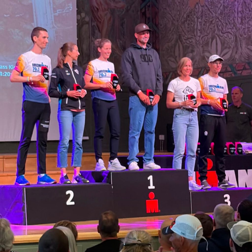 Tijdens de prijsuitreiking ontvangt Anne de gouden medaille als winnares van haar leeftijdscategorie op het Europees kampioenschap IRONMAN 70.3 in Jönköping